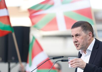 El coordinador general de la campaña de EH Bildu, Arnaldo Otegi, este jueves, en Irún (País Vasco).