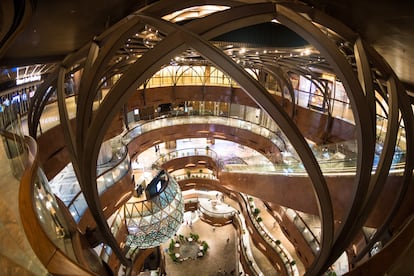 Vista del salón central del centro comercial K11, en Hong Kong.