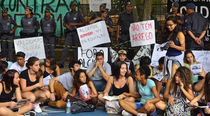 Estudantes acampam em frente a escola ocupada.