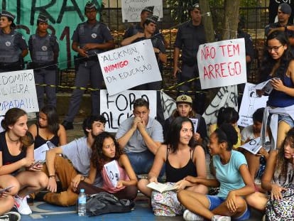 Estudantes acampam em frente a escola ocupada.