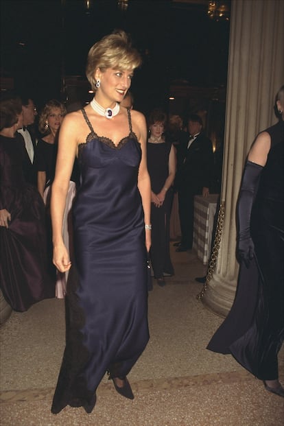 5. Una princesa “paseándose en camisón”. La edición de 1996 estaba dedicada a la figura de Christian Dior y el conglomerado dueño de la firma, LVMH, patrocinaba la velada. Se decidió que la invitada de honor, la princesa Diana de Gales, vistiera la primera creación de alta costura del diseñador del momento, John Galliano, recién fichado por la casa. El británico ideó para la ‘royal’ un vestido azul medianoche cortado al bies que ella completó con perlas y zafiros. Pero quizá fue por el cansancio del ‘jet lag’ o porque le aburrió el evento, Lady Di posó para los fotógrafos y se esfumó. “Algunos se preguntaron si había huido porque estaba avergonzada por su apariencia: el vestido había sido considerado un fiasco”, plantea Dana Thomas en su libro ‘Dioses y Reyes’. La periodista se hace eco también de las reseñas que recibió el estilismo en la prensa británica: “Estaban horrorizados de que la madre de su futuro rey estuviera, como escribió Louisa Young en ‘The Guardian’, ‘paseándose por el baile del Costume Institute en camisón’. El ‘Daily Mail’ coincidió: ‘El problema, y no hay una manera delicada de decir esto, es… no llevaba sujetador (…). Y una mujer con la figura de Diana necesita más soporte. Y es un hecho inevitable que este tipo de vestido les queda mejor a las que acaban de salir de la adolescencia”. Años después el propio Galliano contó en el documental ‘In Vogue: The 90s’ que en realidad el diseño estaba concebido con un corsé por debajo que en el último momento Lady Di decidió eliminar. “Solo la recuerdo saliendo del coche”, explica el creativo en el documental. “No podía creer que había arrancado el corsé. No quería usar corsé. Se sentía tan liberada. Se había arrancado el corsé y el vestido era mucho más sensual”.