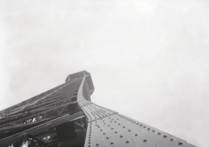 París, Torre Eiffel, 1928.