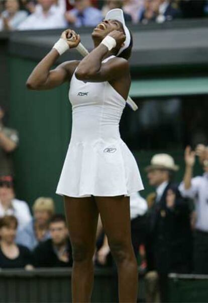 Venus Williams celebra sobre la hierba de Wimbledon el punto que le ha coronado campeona por tercera vez en Londres.