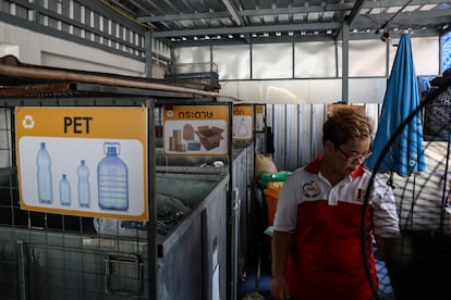 Mae Joy en el centro de reciclaje y aprendizaje de Koh Klang. Según un informe de la empresa Dow Tailandia, Koh Klang entregó más de siete toneladas de material reciclable en 2022 y las familias que participaron en el proyecto redujeron sus residuos en más de un 50%. Los ingresos procedentes de los residuos ascendieron a unos 2.764 euros. “Hasta hace unos años, esta comunidad estaba llena de basura y olía muy mal”, comenta Mae Joy. “Desde que hemos mejorado la gestión de residuos, las cosas están mucho mejor. La calidad del agua del canal también es mejor”.