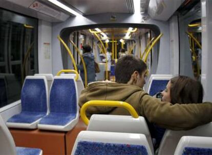 Un tren semivacío de la ampliación de la línea 10  del metro.