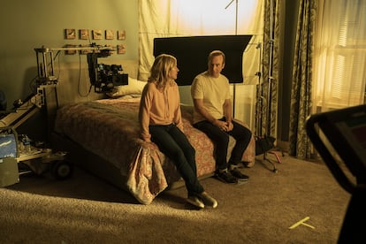 Rhea Seehorn y Bob Odenkirk, en el rodaje de la última temporada de 'Better Call Saul'.