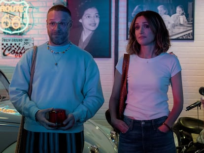 Seth Rogen y Rose Byrne, en el tercer episodio de 'Platónico'.