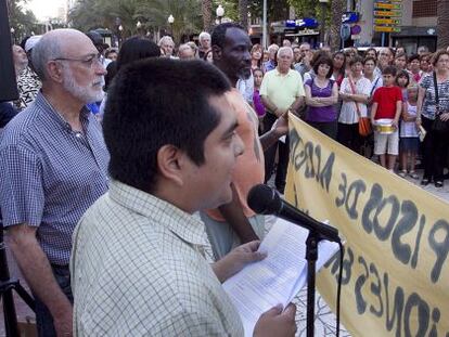 Concentraci&oacute;n de apoyo a Alicante Acoge ante la sede del Consell, ayer en Alicante.