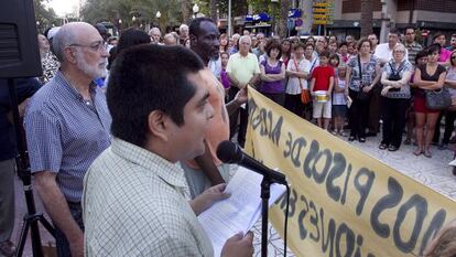 Concentraci&oacute;n de apoyo a Alicante Acoge ante la sede del Consell, ayer en Alicante.