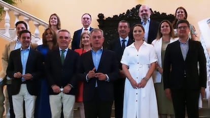 El futuro alcalde de Sevilla, José Luis Sanz, en primera fila, en el centro, posa junto a su equipo de gobierno municipal.

