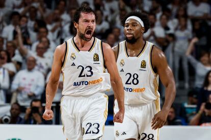 El escolta del Real Madrid Sergio Llull celebra un triple al Olimpia Milán este jueves en la Euroliga.