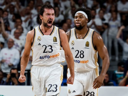 El escolta del Real Madrid Sergio Llull celebra un triple al Olimpia Milán este jueves en la Euroliga.