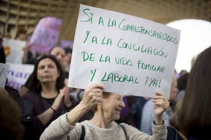 Una mujer sostiene un cartel con el lema "Sí a la corresponsabilidad y a la conciliación de la vida familiar y laboral !Ya!", en el Metropol Parasol de Sevilla.