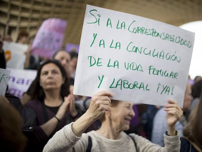 Una mujer sostiene un cartel con el lema "Sí a la corresponsabilidad y a la conciliación de la vida familiar y laboral !Ya!", en el Metropol Parasol de Sevilla.