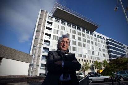 El cirujano José María Borro, ante el hospital coruñés
