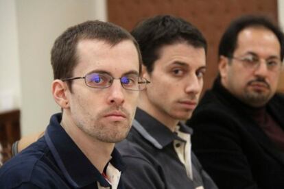 Los dos supuestos espías norteamericanos, Shane Bauer y Josh Fattal, y su traductor en la primera sesión del juicio en Teherán.