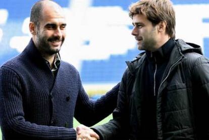 Pep Guardiola y Mauricio Pochettino se saludan ayer en la presentación del derbi barcelonés de hoy.