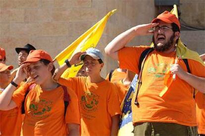 Niños colonos de Gaza saludan militarmente con su instructor junto al Muro de las Lamentaciones, en Jerusalén.