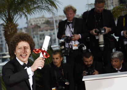 El director mexicano Michel Franco con su premio al mejor guion, por 'Chronic'.