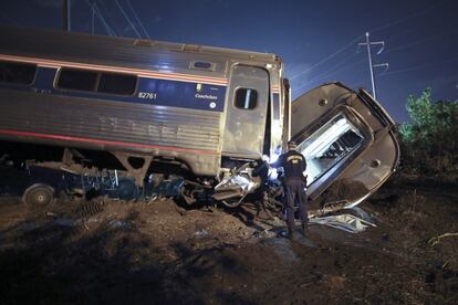 Un empleado de Associated Press que viajaba en el convoy, Paul Cheung, declaró que los primeros vagones del tren volcaron al entrar en una curva. “Tiene mala pinta”, dijo, declarándose afortunado de haber ido sentado en los últimos vagones.
