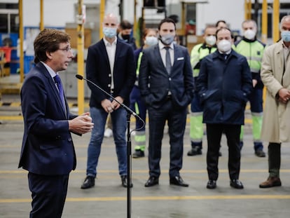El alcalde de Madrid, Jose Luis Martínez-Almeida, durante su visita a las instalaciones del Centro de Operaciones de La Elipa, este lunes.