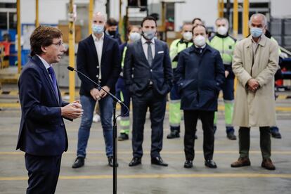 El alcalde de Madrid, José Luis Martínez-Almeida, en un acto celebrada en las instalaciones de la EMT.