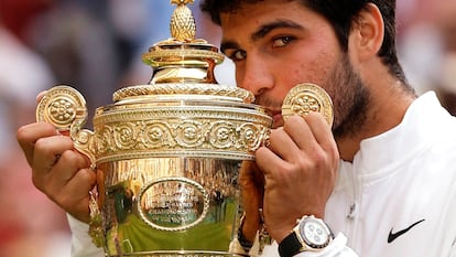 Carlos Alcaraz posa con el trofeo ganado en Wimbledon.