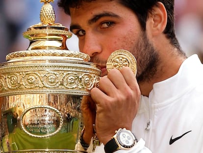 Carlos Alcaraz posa con el trofeo ganado en Wimbledon.