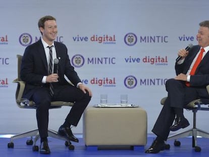 Zuckerberg and Juan Manuel Santos in Bogot&aacute; on Wednesday.