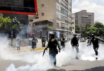 Las fuerzas de seguridad han lanzado también chorros de agua al grupo de jóvenes que, con el rostro oculto con capuchas y pañuelos, y algunos con máscaras antigases, intentaban pasar la barrera en la autopista Francisco Fajardo, en el este de Caracas. En la imagen, un grupo de policías antidisturbios lanzan gases lacrimógenos contra los manifestantes.