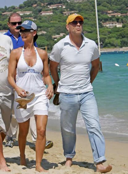 Bruce Willis veranea con su nueva novia, Karen McDougal, en Saint-Tropez.