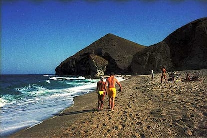 La playa de Los Muertos, en Carboneras, un arenal de belleza rectilínea en el paisaje semiárido de la costa almeriense.