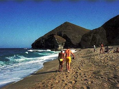 La playa de Los Muertos, en Carboneras, un arenal de belleza rectilínea en el paisaje semiárido de la costa almeriense.