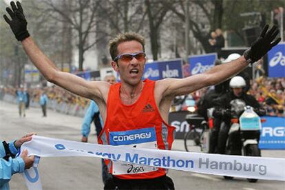 Julio Rey, en el momento de cruzar la meta de la maratón de Hamburgo.