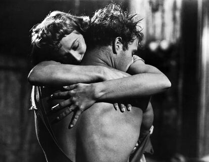 Marlon Brando y Kim Hunter, en la película 'Un tranvía llamado Deseo' (1951).