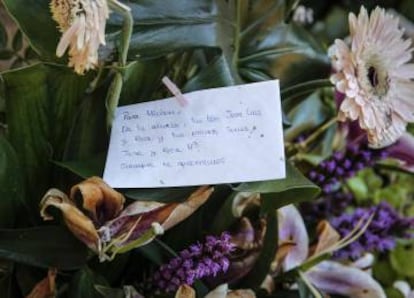 Un ramo de flores de la familia de Miriam en el cementerio de Alcàsser.