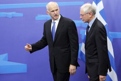 Yorgos Papandreu, primer ministro griego, y Herman Van Rompuy, presidente del Consejo Europeo, en Bruselas el pasado junio.