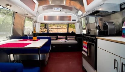 Interior de la caravana Airstream anclada en Alozaina (Málaga), ideal para visitar el parque nacional de la Sierra de las Nieves.