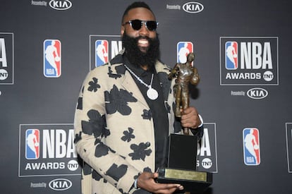 James Harden, con el premio al MVP.