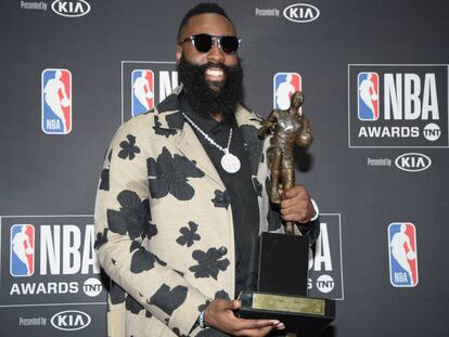 James Harden, con el premio al MVP.