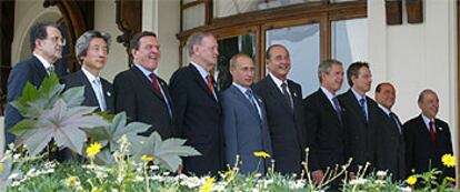 Líderes de los países miembros del G-8 y Rusia, además de los de la Unión Europea, posan para la foto de familia de la cumbre de Evian, ayer.