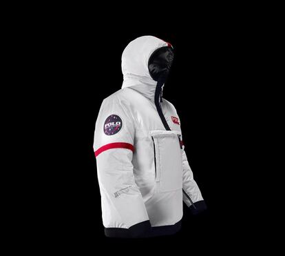 La chaqueta de Ralph Lauren, Polo 11 (1.299,00 euros) tiene calefacción integrada y combina el ripstop y el plumón aislante para mantener el cuerpo en calor. Inspirado en los trajes espaciales y las chaquetas de los años 90, incorpora un parche con el nombre de la marca que evoca el logo de la NASA.