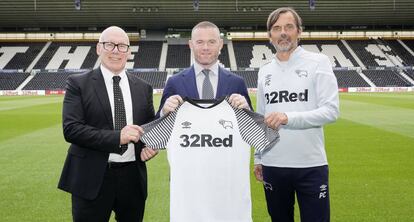 Rooney en su presentación con el Derby County, junto al propietario del equipo, Mel Morris, y al entrenador, Phillip Cocu