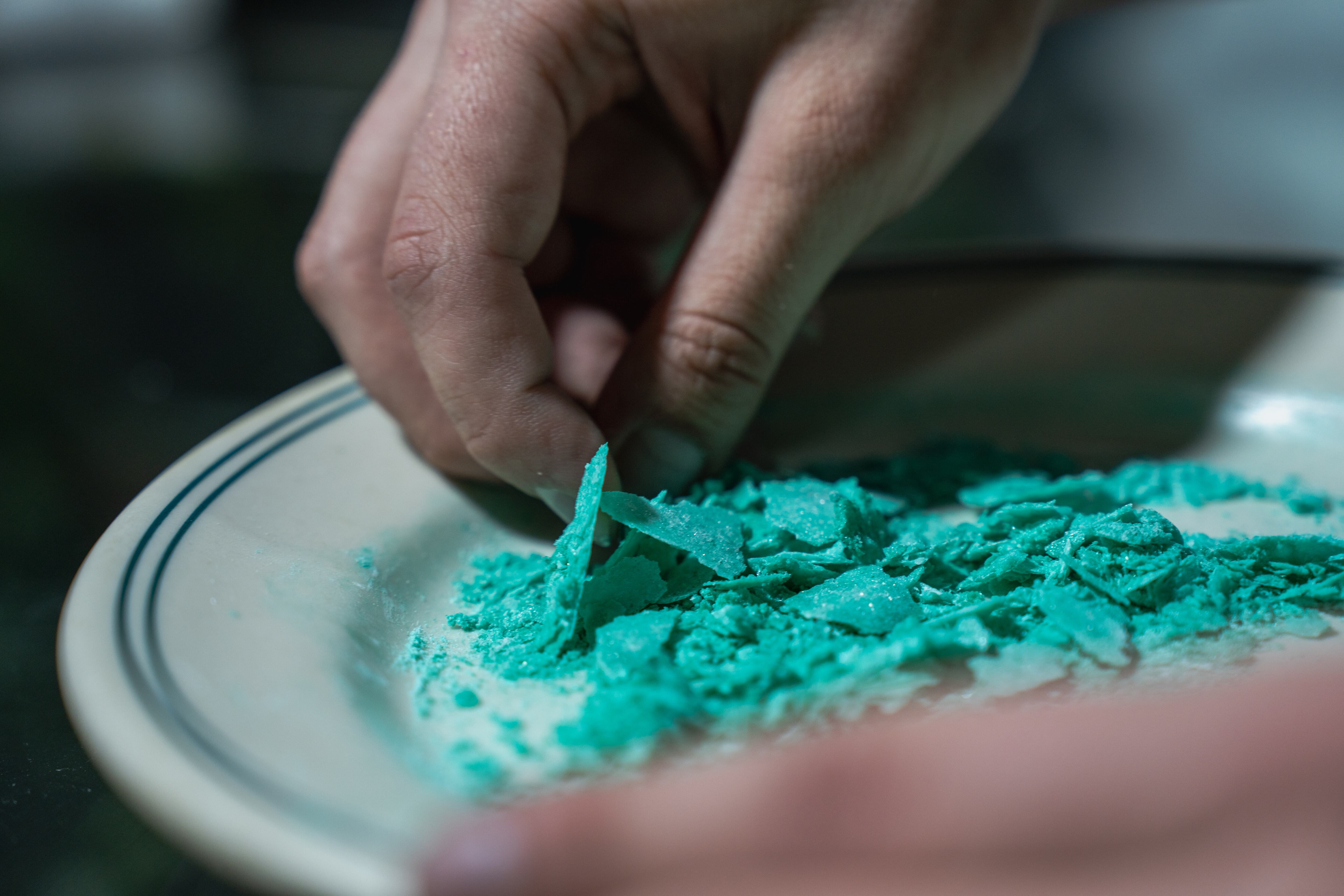 Un productor cocina Tusi verde, en Bogotá, el 25 de septiembre.