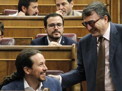 El portavoz del PNV en el Congreso de los Diputados, Aitor Esteban (de pie),  conversa con el líder de Podemos, Pablo Iglesias.