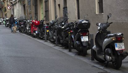 Motos aparcades al carrer Martínez de la Rosa, a Gràcia.