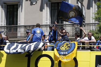 Aficionados del Inter aprovechan el autobús turístico para mostrar sus colores por el Paseo de la Castellana. La 'Fan Zone' del Inter está situada en la zona de Azca.