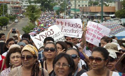 Los padres de los alumnos desaparecidos encabezan la manifestación, exigiendo que les devuelvan a sus hijos. Los estudiantes de las escuelas normales proceden de familias con bajos recursos y reciben formación para convertirse en profesores en zonas rurales.