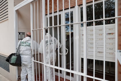 Dos guardias civiles acceden a la vivienda en la que se ha cometido el supuesto infanticidio.