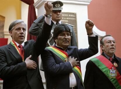 Evo Morales, flanqueado por el vicepresidente, Alvaro García Linera, a la izquierda, y el alcalde de La Paz, Juan del Granado, derecha, entonan el himno nacional en uno de los actos del bicentenario.
